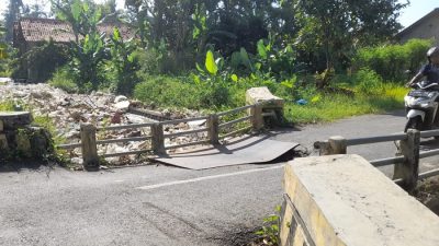 Awas! Jembatan Amblas di Patebon Ancam Keselamatan, Warga: “Sudah Banyak yang Jatuh”