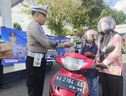 Unik! Operasi Patuh Candi di Purworejo, Pengendara Tertib Dapat Hadiah Es Krim dan Cokelat
