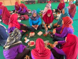PKK Menawan Latih Guru PAUD Buat APE dari Bahan Limbah