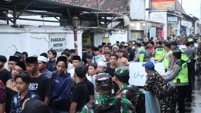 Lautan Manusia di Kudus: 36.000 Bungkus Nasi Jangkrik Ludes dalam Tradisi Buka Luwur