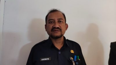 Ada Sekolah Jual Seragam atau LKS? Bupati Pemalang: “Lapor Langsung ke Saya!”