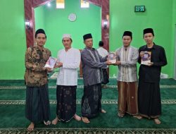 KKN UIN Walisongo Semarang Serahkan Wakaf Al-Qur’an di Masjid Dusun Trayu