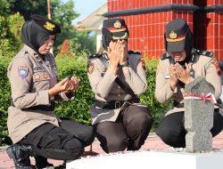 Hari Jadi ke-77, Polwan Polres Kendal Ziarah ke TMP Kusuma Jati
