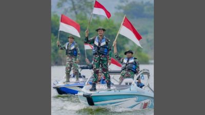 Heroik! TNI Kibarkan Semangat Merdeka dari Atas Speedboat di Bendungan Logung Kudus