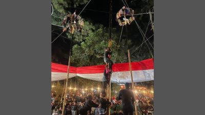 Meriah! Pijar Park Kudus Gelar Panjat Pinang Unik, Satu Batang untuk Komunitas Waria