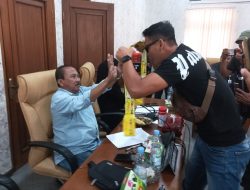 Dianggap Masuk Angin, Anggota Pansus Dikalungi Tolak Angin