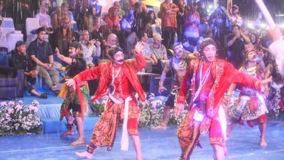 Diguyur Hujan, Parade Seni Budaya HUT ke-80 Jateng Berlangsung Spektakuler