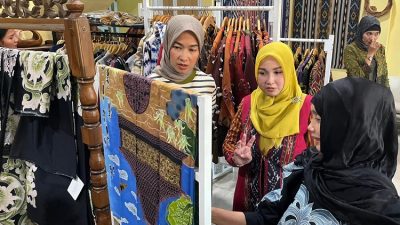 Kunjungi Gerai Dekranasda, Alya Rohali Terpukau dengan Kerajinan Jepara