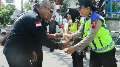 Aksi 4 September Gelap Berakhir Haru, Peserta dan Polisi Saling Peluk & Bagi Bunga