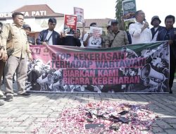 Tabur Bunga di Mapolresta Pati, Tuntut Pelaku Kekerasan Terhadap Wartawan Segera Ditangkap