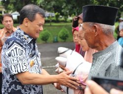 Gubernur Jateng Ahmad Luthfi Serahkan Bantuan 6 Ton Beras kepada Kelompok Rentan