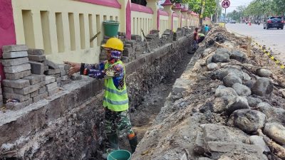 Langganan Tergenang, Pertigaan DPU PR Pemalang Kini Dibongkar Pasang Drainase Baru