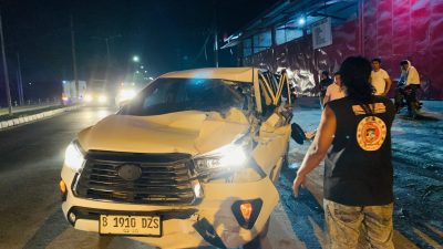WNA Alami Kecelakaan di Jalan Arteri Kaliwungu, Mobil Ringsek Usai Tabrak Trailer Parkir