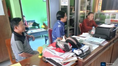 Kantor Desa Disegel Warga, Pemdes Tunggulsari Layani Masyarakat dari Perpustakaan Sekolah