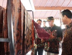 Hari Batik Nasional, Bupati Banyumas Ajak Warga Lawan Arus Globalisasi dengan Lestarikan Batik Lokal