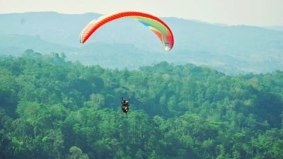 Bupati Tika Melayang di Langit Curug Sewu, Jajal Langsung Wahana Paralayang Baru