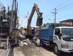 Proyek Jalan di Kaliwungu Kendal Mulai Dikerjakan, Lalu Lintas Tersendat