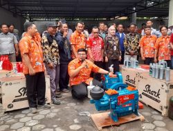 Tingkatkan Produktivitas, Pemkab Kendal Salurkan Puluhan Mesin Kapal dan Jaring untuk Nelayan