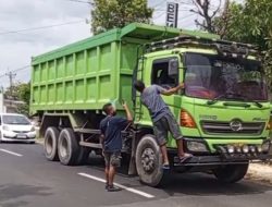 Viral! Warga Kayen Geram, Spontan Hadang Truk Tambang Perusak Jalan
