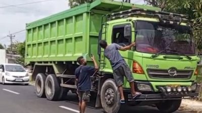 Viral! Warga Kayen Geram, Spontan Hadang Truk Tambang Perusak Jalan