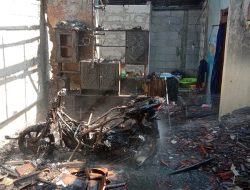 Percikan Listrik Sambar Bensin, Rumah dan Motor Senilai Rp120 Juta di Comal Ludes Terbakar