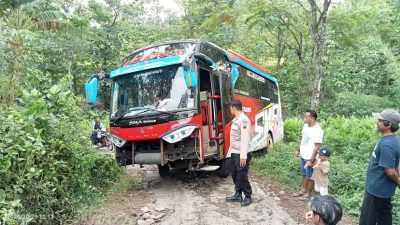 Gara-gara Ikuti Peta Digital, Bus Peziarah Nyasar dan Terperosok di Jalan Plukaran Pati Dini Hari