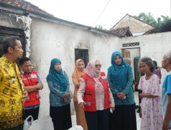 Korban Kebakaran Desa Prawoto Dapatkan Bantuan PMI Pati