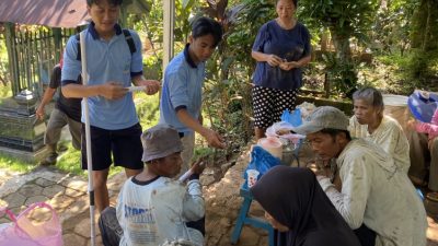 KKN UIN Walisongo Perkenalkan Alat Tabur Pupuk Semi Otomatis, Petani Kalirejo Antusias