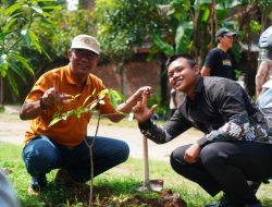Awali Milad ke-113, Muhammadiyah Kudus Gelar Aksi Nyata Bagikan Seribu Bibit Tanaman