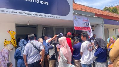 Rela Antre Berjam-jam, Warga Kudus Sumringah Cairkan BLT Kesra Rp 900 Ribu