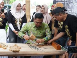 Lestarikan Seni Ukir, Jepara Buka Kelas Mengukir untuk Wisatawan dan Pelajar di Pantai Kartini
