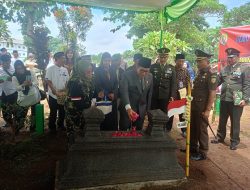 Bukan Sekadar Tabur Bunga, Bambu Runcing Merah Putih Dipancangkan di Makam 2 Pejuang Kendal