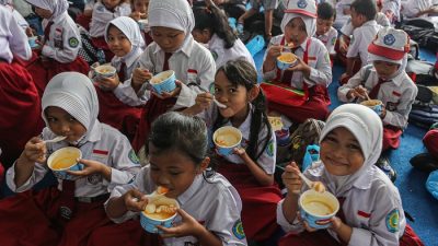 Penuh Semangat, Ratusan Siswa SD Serbu Kantor Gubernur Jateng Demi Gemar Makan Ikan
