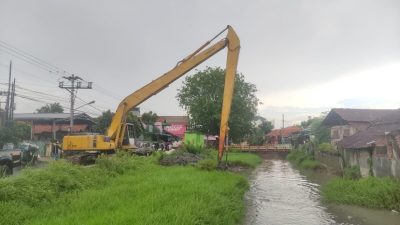 Hanya 1 Km yang Dikeruk, Sisi Lain Sungai Kendal Tak Tersentuh Akibat Padatnya Bangunan di Bantaran