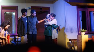 Teater Bobot SMP 1 Kudus Sukses Pentaskan Naskah Dipaksa Dewasa