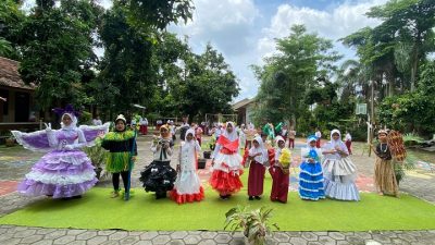 SD 4 Besito Meriahkan HUT PGRI dengan Fashion Show Daur Ulang