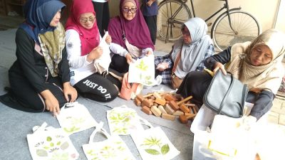‎‎Ecoprint Jadi Wadah Kreativitas Warga di Arpusda Kudus