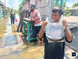 Anak-Anak Berburu Ikan Saat Banjir Rob Rendam Mororejo