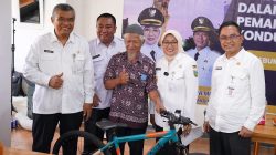 Bupati Kebumen, Hj Lilis Nuryani (jilbab putih) saat menyerahkan doorprise kepada peserta yang beruntung dalam acara Komsos