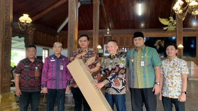 Bupati Jepara Witiarso Utomo menerima bantuan simbolis tenda UMKM dari perwakilan Mbizmarket di Pendopo R.A Kartini