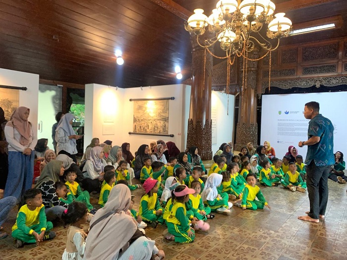 Suasana keramaian pengunjung yang didominasi rombongan pelajar sedang mengamati koleksi sejarah di dalam Museum R.A. Kartini Jepara