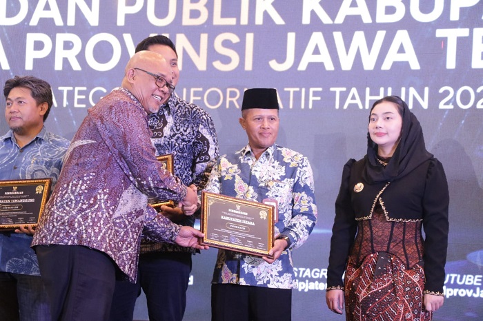 Staf Ahli Bupati Jepara, Sridana Paminta, menerima trofi penghargaan Badan Publik Informatif pada KIP Award Jawa Tengah 2025 di Semarang