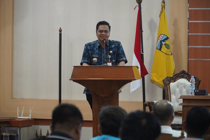 Bupati Jepara Witiarso Utomo memberikan arahan saat Rakerkab KONI Jepara di Gedung Shima