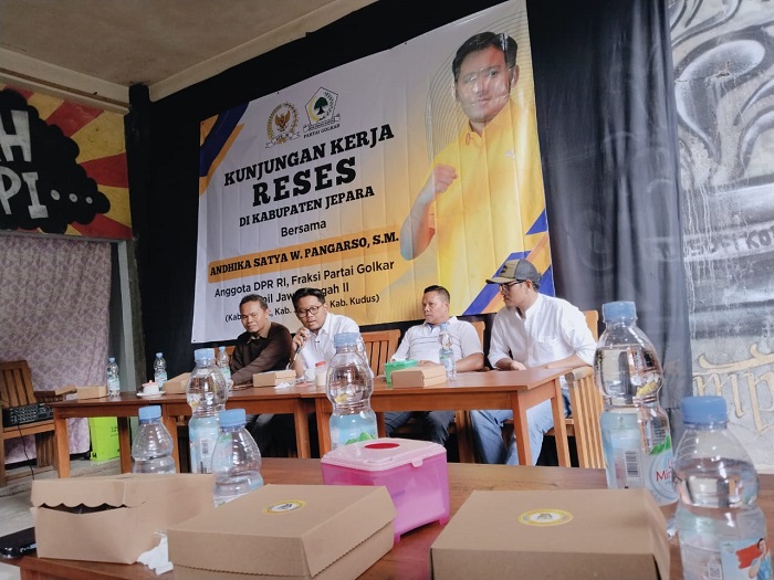 Anggota Komisi VII DPR RI Andhika Satya berdialog dengan petani kopi di Desa Tempur Jepara