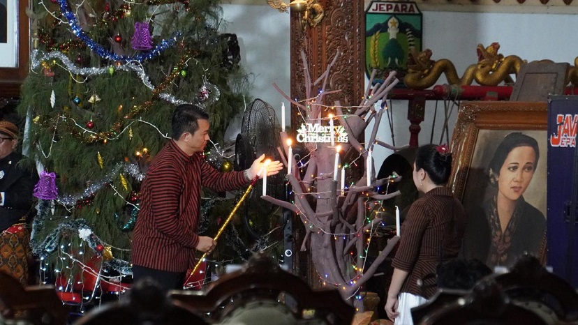 Suasana ribuan umat Kristiani saat mengikuti perayaan Natal 2025 di Pendopo R.A. Kartini, Kabupaten Jepara.