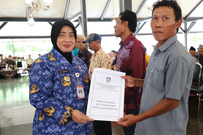 Bupati Purworejo Hj Yuli Hastuti menyerahkan bantuan BLT DBHCHT secara simbolis kepada perwakilan buruh tani