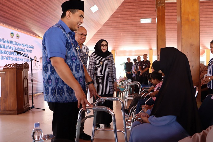 Wakil Gubernur Jateng Taj Yasin Maimoen dan Bupati Banyumas Sadewo Tri Lastiono meninjau fasilitas Rumah Singgah PGOT di Karanglewas