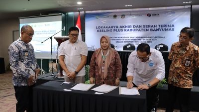Bupati Banyumas Sadewo Tri Lastiono (kiri) saat menyaksikan penandatanganan dalam serah terima Program Kesling Plus di Hall Elsotel Hotel Purwokerto