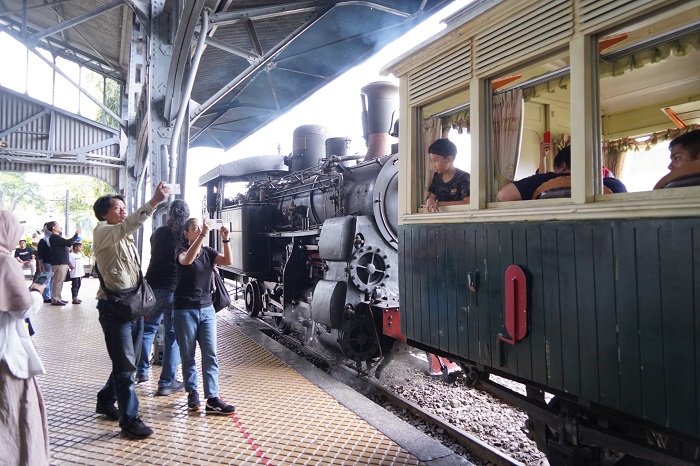 Kereta api wisata heritage melintas di jalur bersejarah wilayah Daop 4 Semarang yang dikelola KAI Wisata.