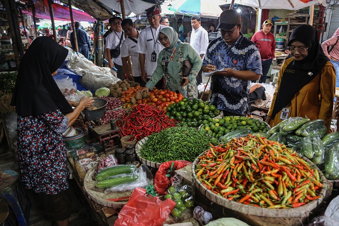 Suasana aktivitas jual beli dan pemantauan harga bahan pokok di pasar tradisional Kota Semarang jelang Natal dan Tahun Baru